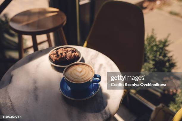 hot chocolate latte in the white coffee cup and marble background. - chocolate top view stockfoto's en -beelden