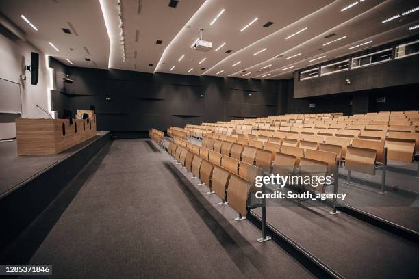 moderner leerer hörsaal - lecture theatre stock-fotos und bilder