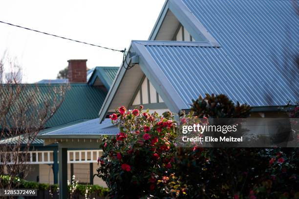 suburban house with garden - melbourne australia fotografías e imágenes de stock