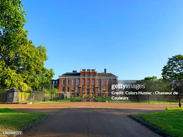 morning vue of kensington palace inside hyde park - palacio de kensington stock pictures, royalty-free photos & images