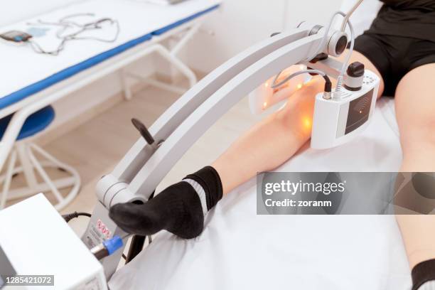 electromagnetic radiation therapy for treating human knee - radiação imagens e fotografias de stock