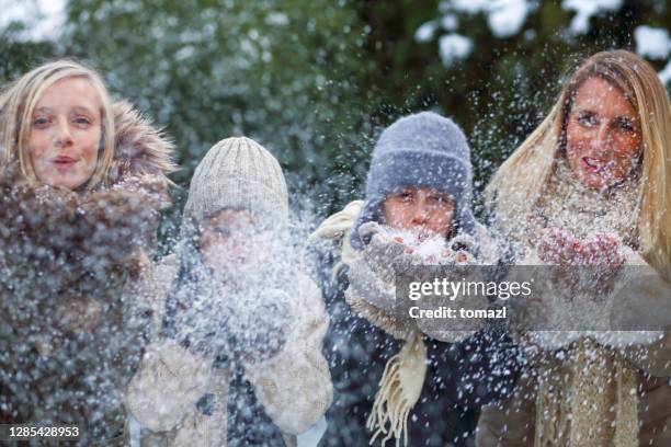 familj blåser snö in i kameran - blowing a kiss bildbanksfoton och bilder