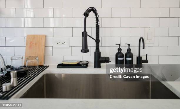 kitchen sink with white subway tiles - keukengootsteen stockfoto's en -beelden