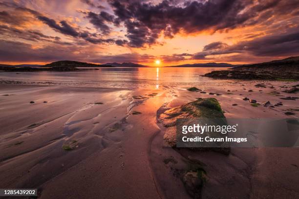 argyll beach sunset with foreground rock - vista marina fotografías e imágenes de stock