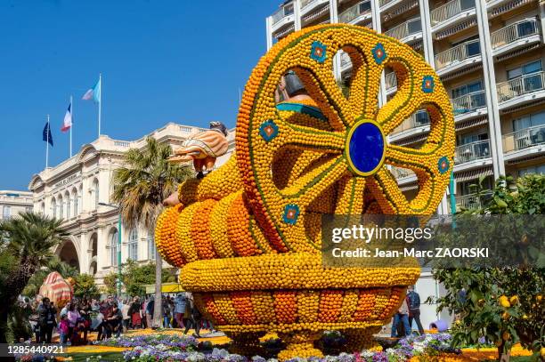 Sculpture de l''exposition des "motifs d'agrumes" sur le thème "des Mondes fantastiques" lors de la 86e Fête du Citron dans les Jardins Biovès avenue...