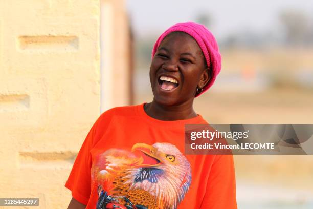 Jeune femme namibienne riant avec un aigle dessiné sur son sweat-shirt, le 11 aout 2017, Ondangwa, Namibie.