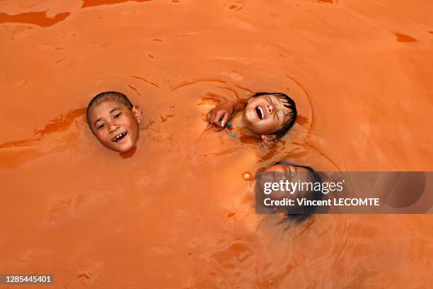 Des enfants de la communauté Tamang se baignent dans les sources thermales de Tatopani, 21 avril 2012, dans le village de Tatopani , région du...