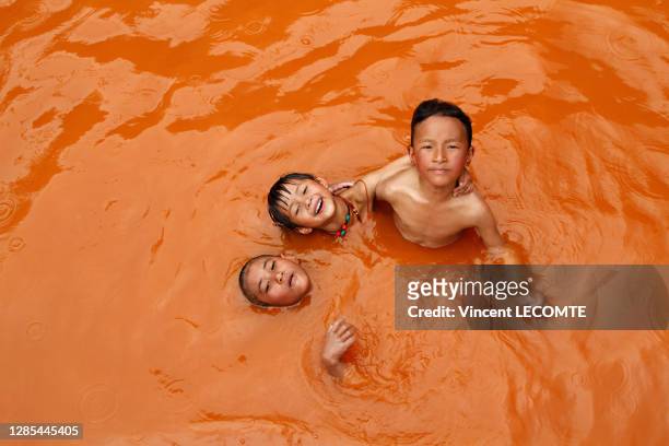 Des enfants de la communauté Tamang se baignent dans les sources thermales de Tatopani, 21 avril 2012, dans le village de Tatopani , région du...
