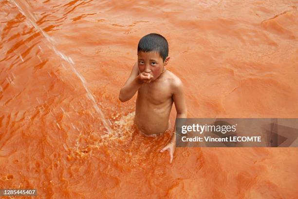 Un enfant de la communauté Tamang se baigne dans les sources thermales, 21 avril 2012, dans le village de Tatopani , région du Tamang, Himalaya,...