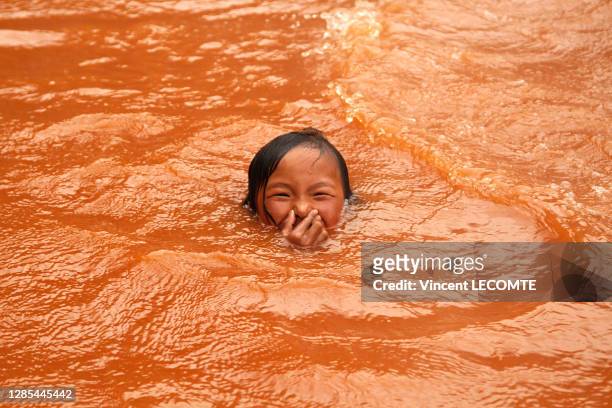 Un enfant de la communauté Tamang se baigne dans les sources thermales, 21 avril 2012, dans le village de Tatopani , région du Tamang, Himalaya,...