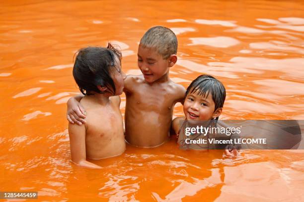 Des enfants de la communauté Tamang se baignent dans les sources thermales de Tatopani, 21 avril 2012, dans le village de Tatopani , région du...