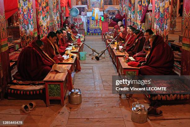 Moines tibétains en train de lire les textes sacrés dans un monastère au Sichuan, ou de jouer des instruments traditionnels , décembre 2017,...