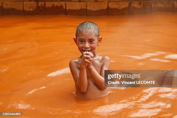 Un enfant de la communauté Tamang se baigne dans les sources thermales, 21 avril 2012, dans le village de Tatopani , région du Tamang, Himalaya,...