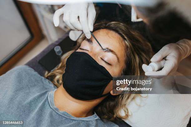 proceso de corrección de cejas - tatuaje de henna fotografías e imágenes de stock