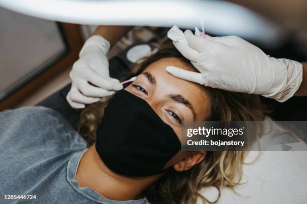 sourcils de style professionnels - maquillage permanent photos et images de collection