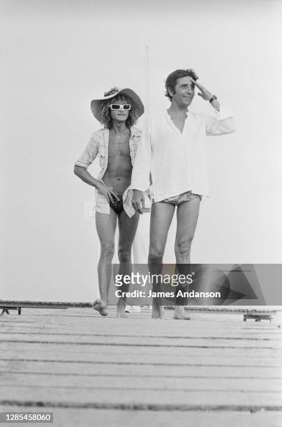 Le chanteur français Michel Polnareff avec le chanteur Gilbert Bécaud pendant ses vacances d'été à Saint-Tropez.