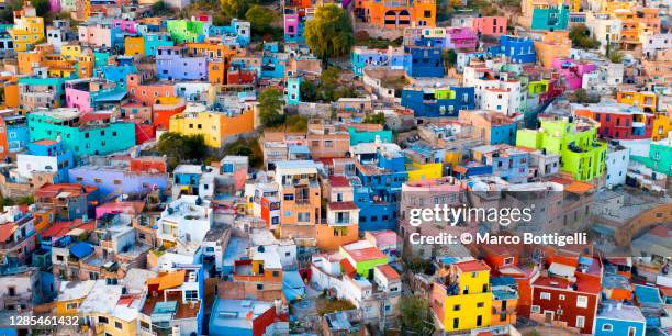 colorful crowded houses - guanajuato photos et images de collection