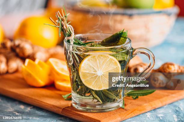 bálsamo de limón mejora la calidad del sueño - salvia fotografías e imágenes de stock