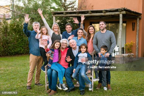 familjeorganiserat gruppfoto i trädgården - large family bildbanksfoton och bilder