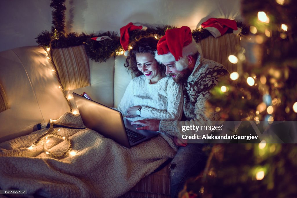Paar plukken film om naar te kijken op kerstavond