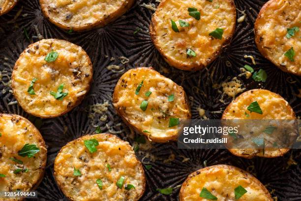 gebratene parmesankartoffeln - parmesan stock-fotos und bilder