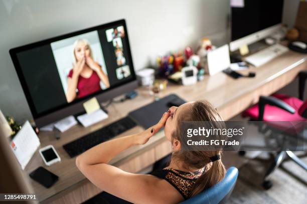 mujer adulta mediana en una videollamada en casa - plano fijo fotografías e imágenes de stock
