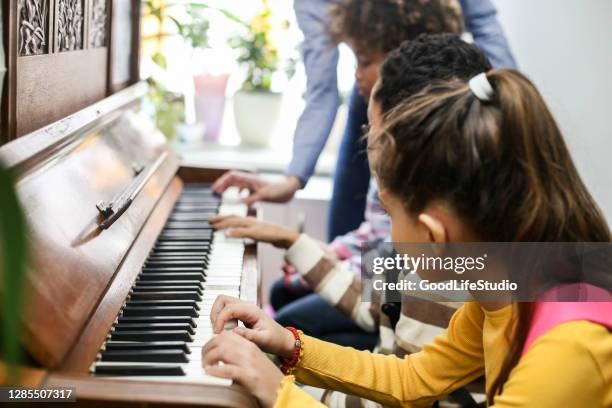 klavierunterricht - pianist stock-fotos und bilder