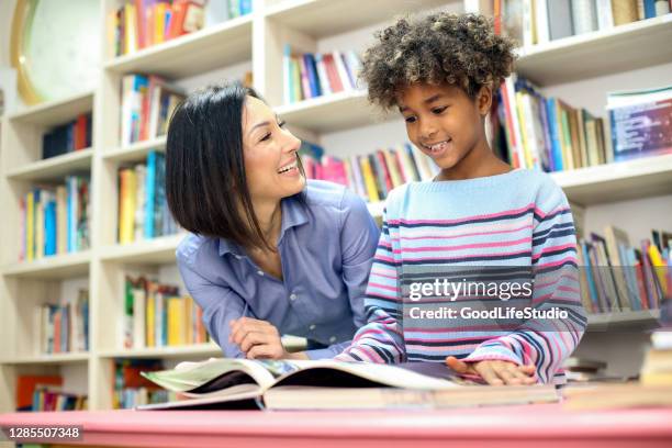 apprendimento - bibliotecario foto e immagini stock