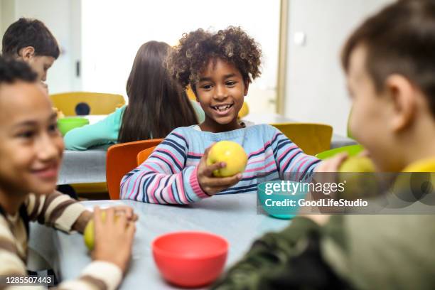 bambini in una mensa scolastica - cafeteria foto e immagini stock