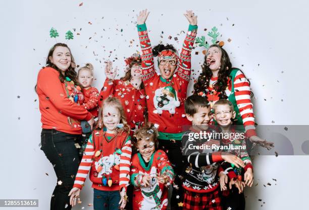 kerstmis ugly sweater party met gezinnen - festieve stemming stockfoto's en -beelden