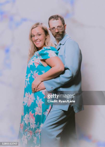 awkward glamour shots portrait couple - kitsch photos et images de collection