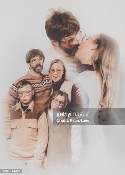unbeholfene glamour schüsse portrait retro familie - studio kiss stock-fotos und bilder
