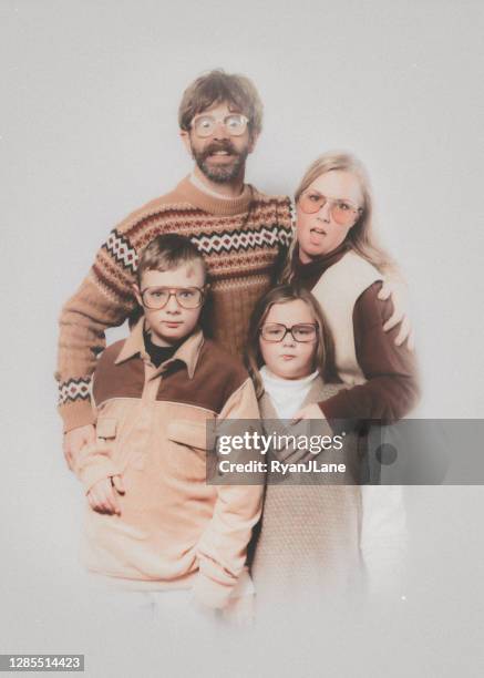 awkward glamour shots portrait retro family - embarrased dad stock pictures, royalty-free photos & images