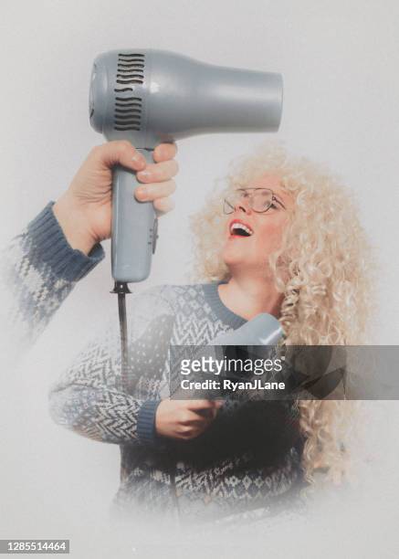 awkward glamour shots portrait frau mit haartrockner - 80s hair fashion stock-fotos und bilder
