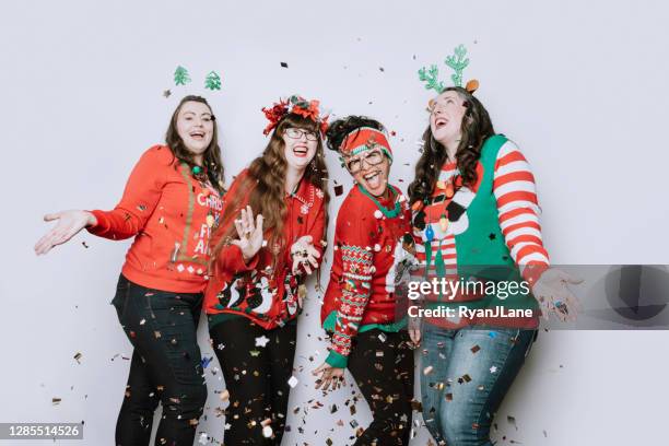 kerstmis ugly sweater party met volwassen vrienden - lelijkheid stockfoto's en -beelden