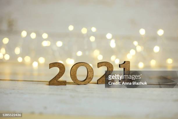 2021 new year number. festive card with blurred fairy lights and white shiny background. - 2021 stockfoto's en -beelden