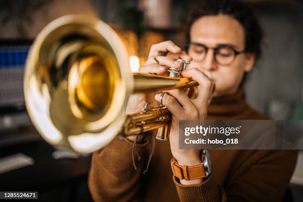 ung snygg musiker med dreadlocks spelar trumpet - trumpet bildbanksfoton och bilder