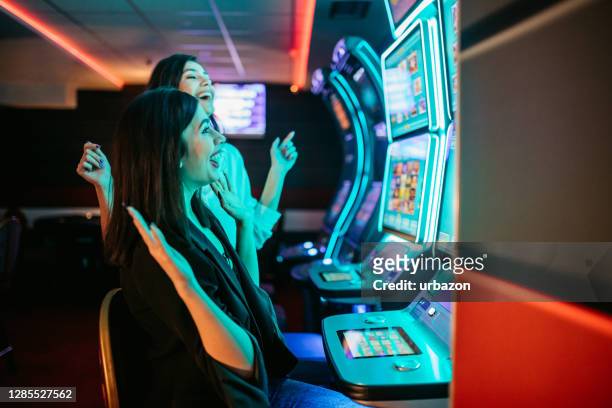 friends playing on slot machines - the beat the chic party stock pictures, royalty-free photos & images