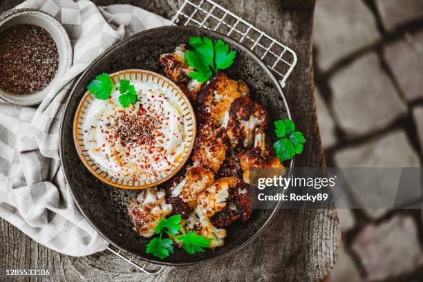 hausgemachte vegan buffalo wings mit joghurt dip - foodstyling stock-fotos und bilder