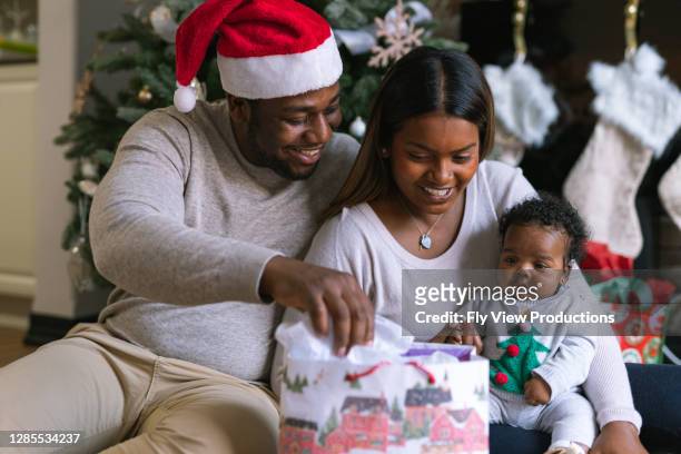 eine junge familie genießt weihnachten zusammen - baby christmas stock-fotos und bilder