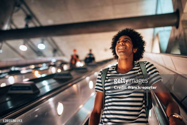 forens lopen in het station - escalators stockfoto's en -beelden