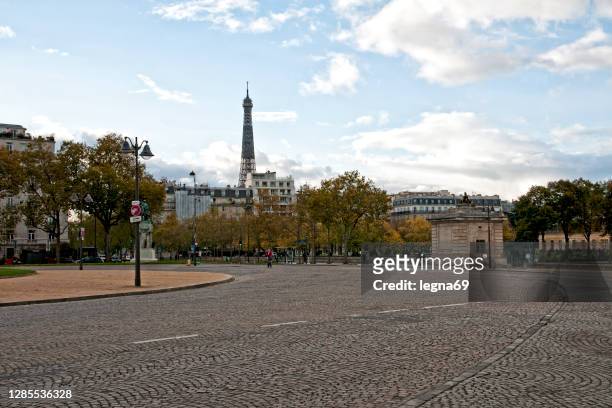 パリ:パリで2回目のコロナウイルスロックダウン中にヴォーバン広場が空 - intercontinental paris grand ストックフォトと画像