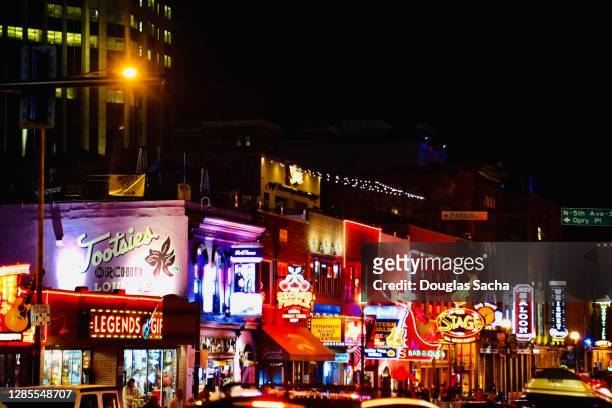 night life on honky tonk highway in nashville - tennessee music stock pictures, royalty-free photos & images