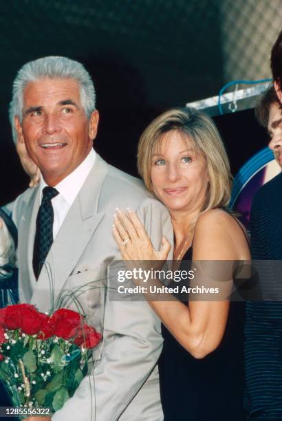 Barbra Streisand, amerikanische Sängerin und Schauspielerin, mit Ehemann James Brolin in Los Angeles, Kalifornien, USA 1998.