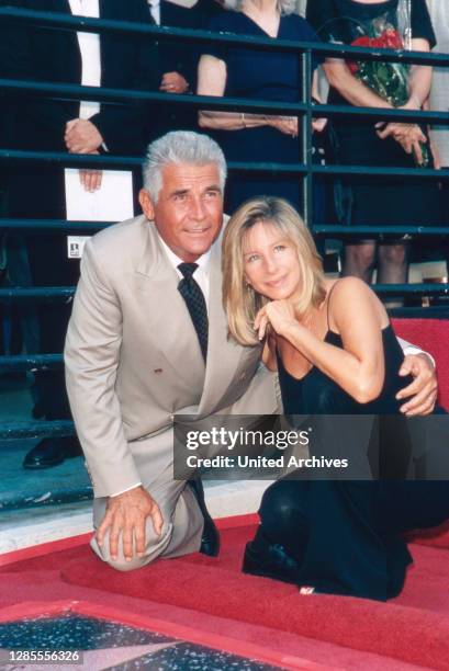 Barbra Streisand, amerikanische Sängerin und Schauspielerin, mit Ehemann James Brolin auf dem Walk of Fame in Los Angeles, Kalifornien, USA 1998.