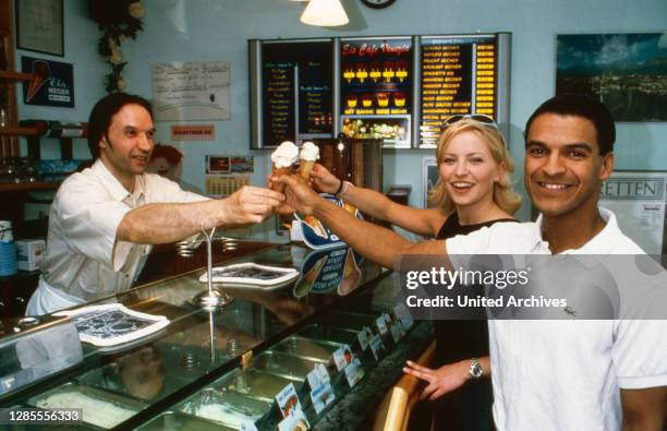 Michael Dierks und Diana Staehly, beide Schauspieler, kaufen sich ein Eis in einer Eisdiele, Deutschland 1999.