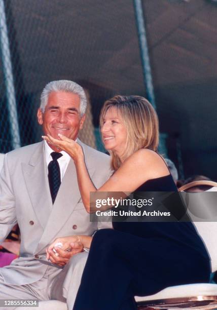 Barbra Streisand, amerikanische Sängerin und Schauspielerin, mit Ehemann James Brolin in Los Angeles, Kalifornien, USA 1998.