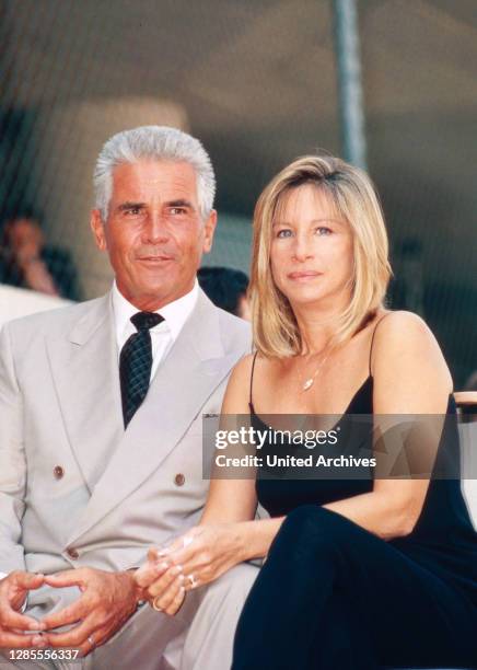 Barbra Streisand, amerikanische Sängerin und Schauspielerin, mit Ehemann James Brolin in Los Angeles, Kalifornien, USA 1998.