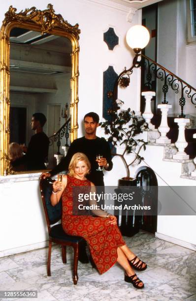 Michael Dierks und Diana Staehly, beide Schauspieler, genießen ein Glas Sekt, Deutschland 1999.