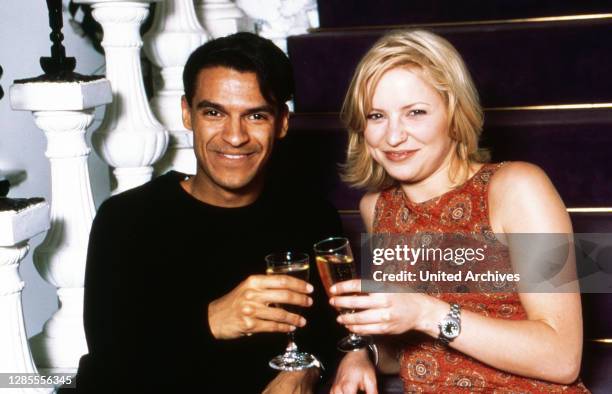 Michael Dierks und Diana Staehly, beide Schauspieler, genießen ein Glas Sekt, Deutschland 1999.